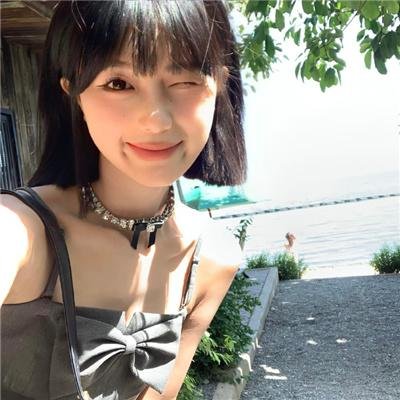 挥著翅膀的女孩